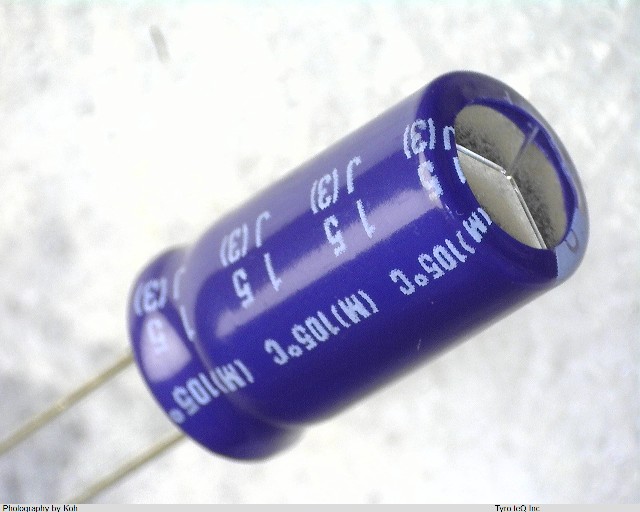 ELXY500ELL820MH15D