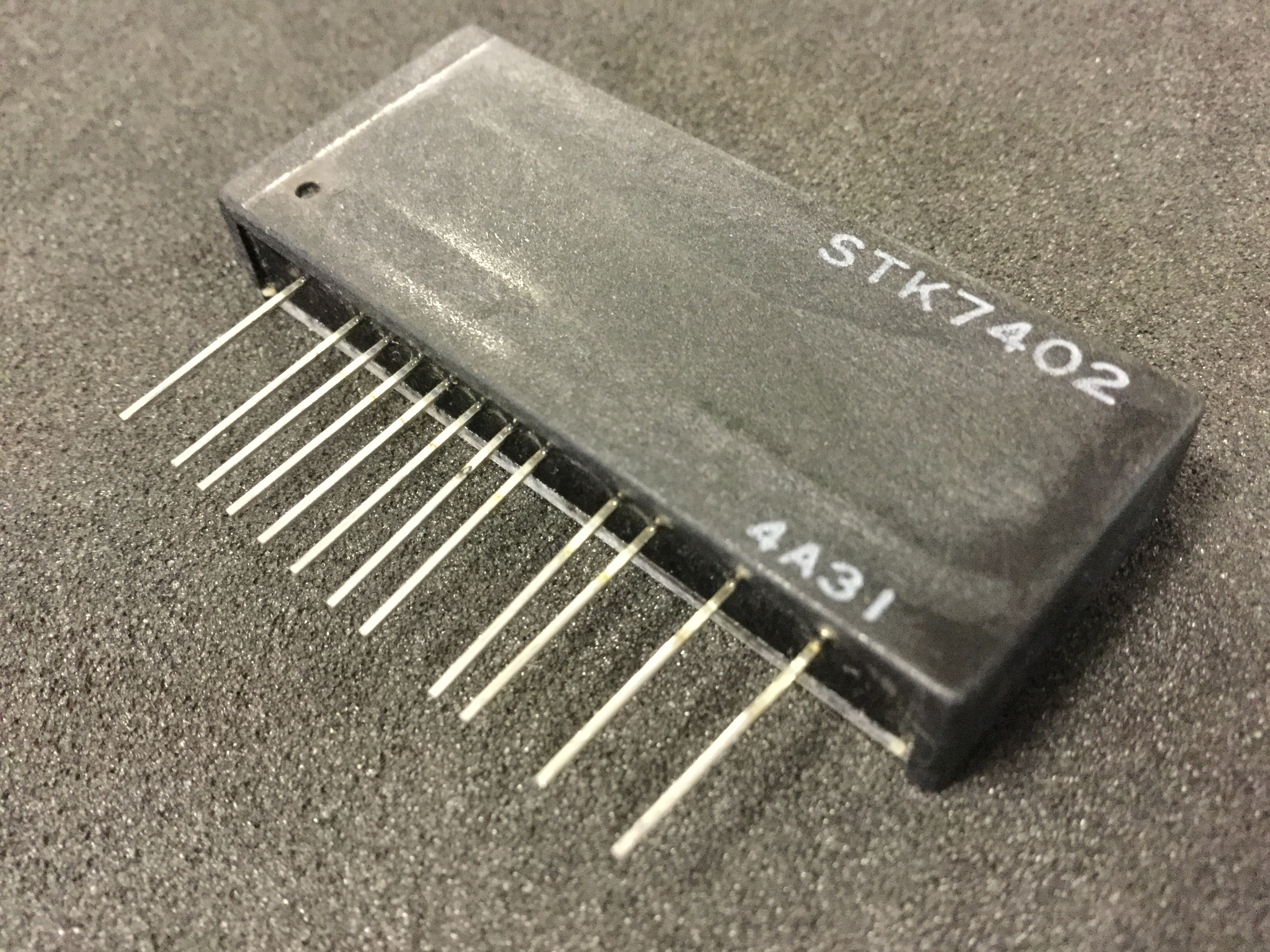 STK7402