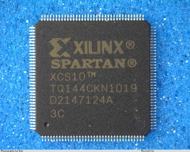 XCS10-3TQ144C