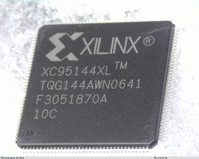 XC95144XL-10TQ144C