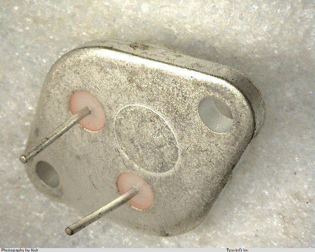 2SD818