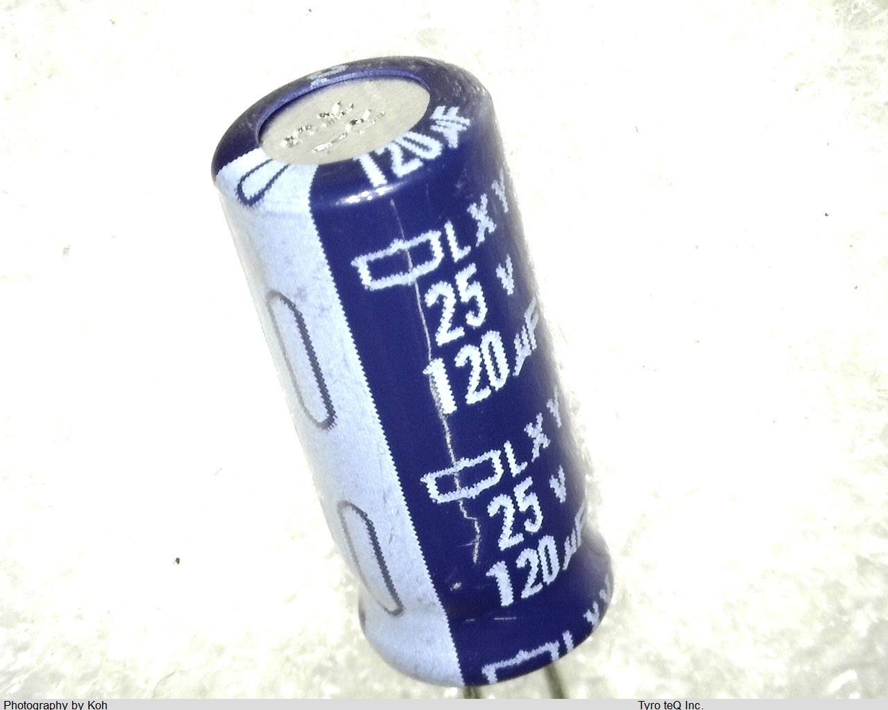 ELXY250ELL121MF15D